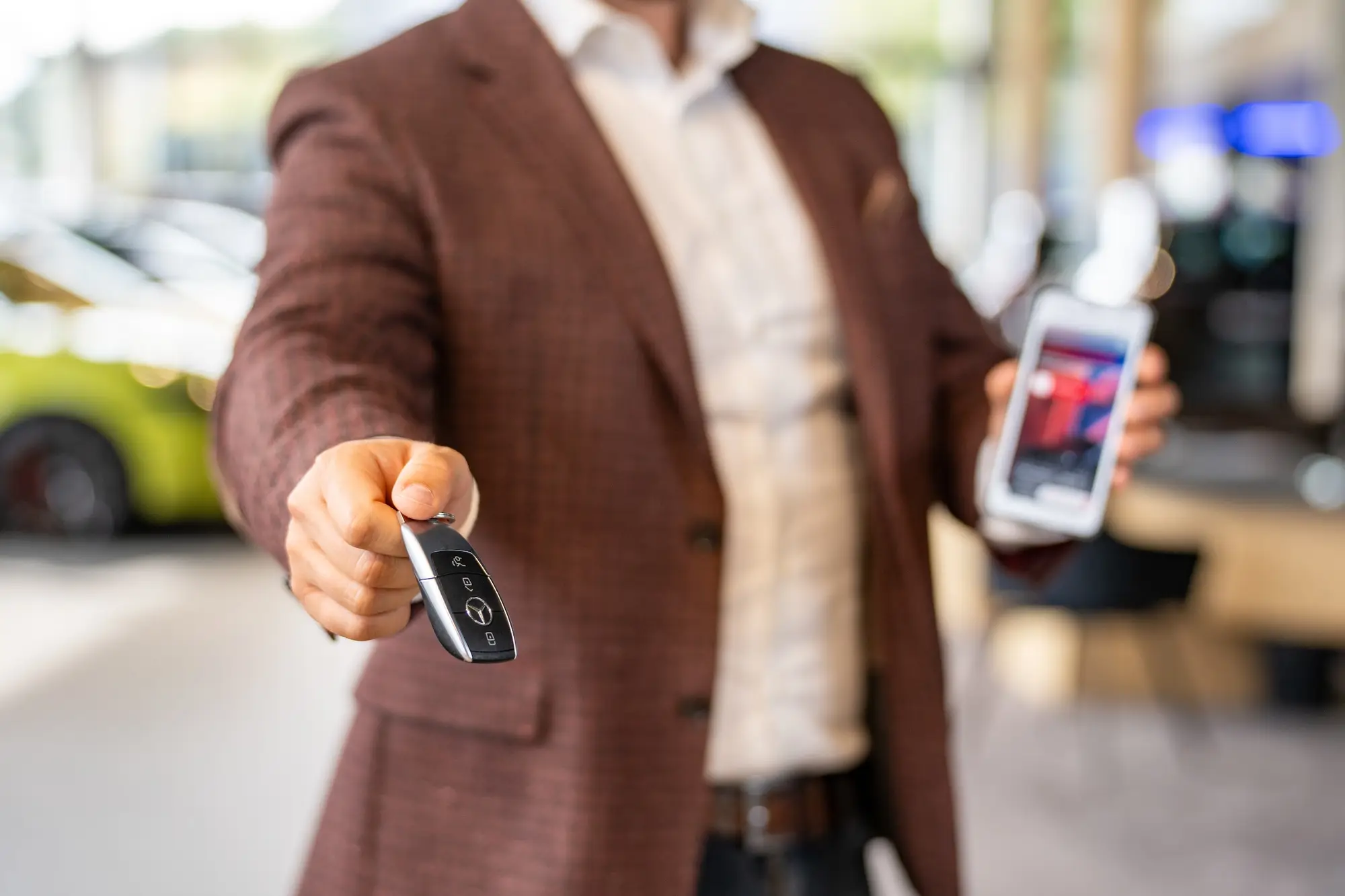 Na vysněné auto se někdy čeká. U nás ale nečekáte pěšky – automaticky od nás dostanete náhradní vůz, který můžete používat hned. Díky tomu plynule přejdete z jednoho auta do druhého a nemusíte měnit svůj každodenní režim.
